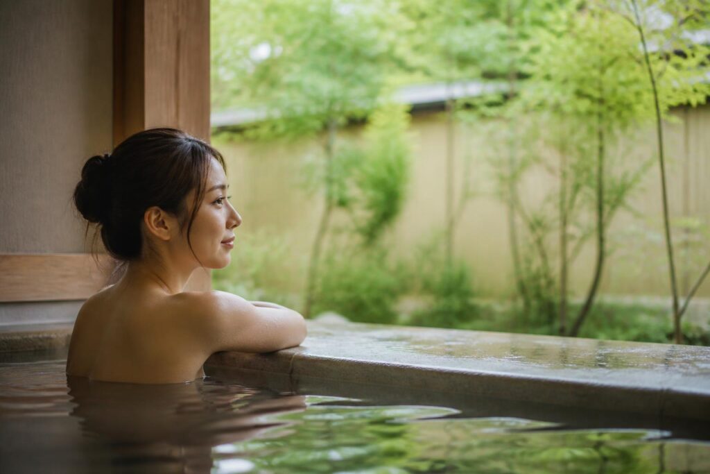 温泉宿への一人旅で夜道を歩くときの注意点は？